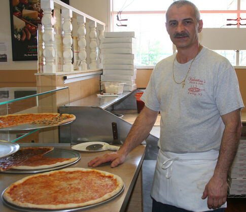 Restaurateur shows signature style in popular pizza place
