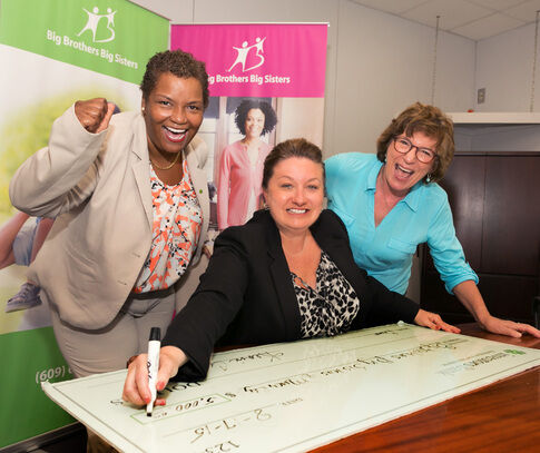 Big Brothers Big Sisters recieves $10,000 for after-school bilingual mentoring program